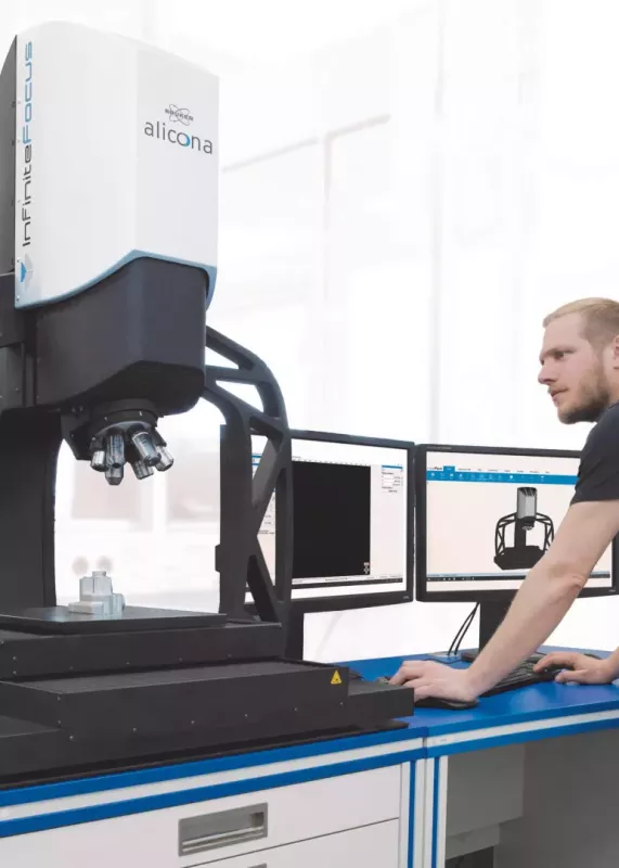 Operator obsługuje optyczny system 3D Bruker Alicona InfiniteFocus G6 do pomiaru topografii i&nbsp;chropowatości