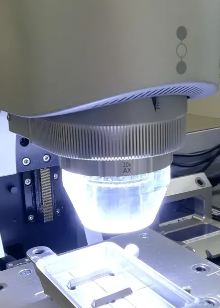 Stanowisko pomiarowe InfiniteFocusSL podczas pomiaru 3D – przykład zastosowania (Vitesco)