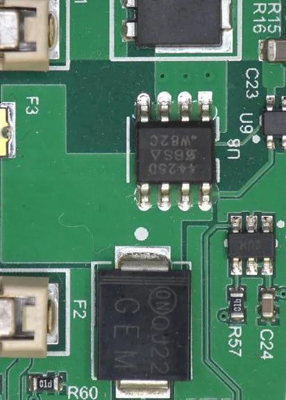 Płytka drukowana PCB oglądana w&nbsp;powiększeniu 10× pod mikroskopem cyfrowym INSPEX 4K