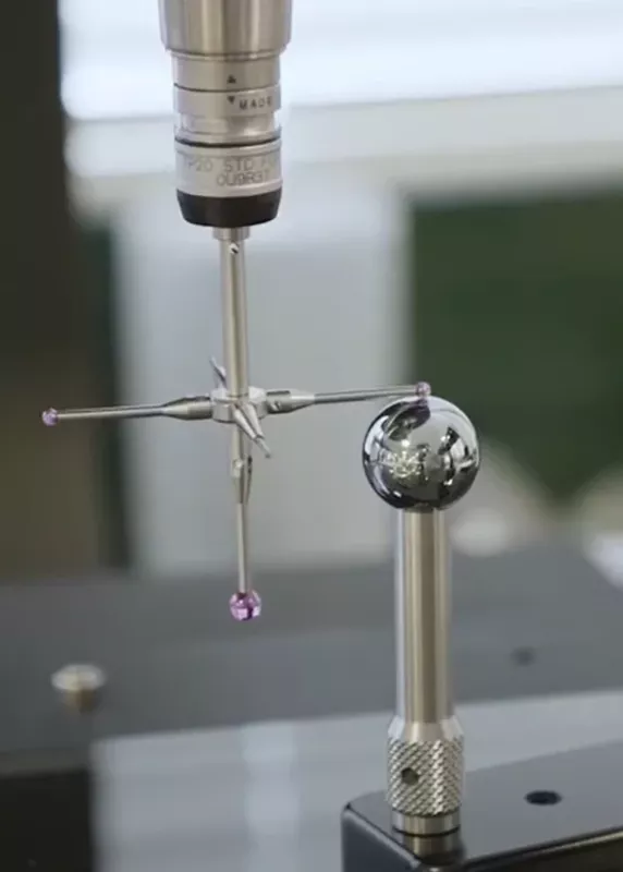 Zbliżenie na kalibrację sondy dotykowej w&nbsp;CMM