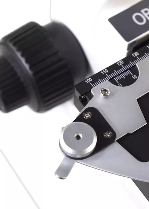 Stolik przedmiotowy i&nbsp;skala pozycjonowania w&nbsp;mikroskopie KERN OBE-1