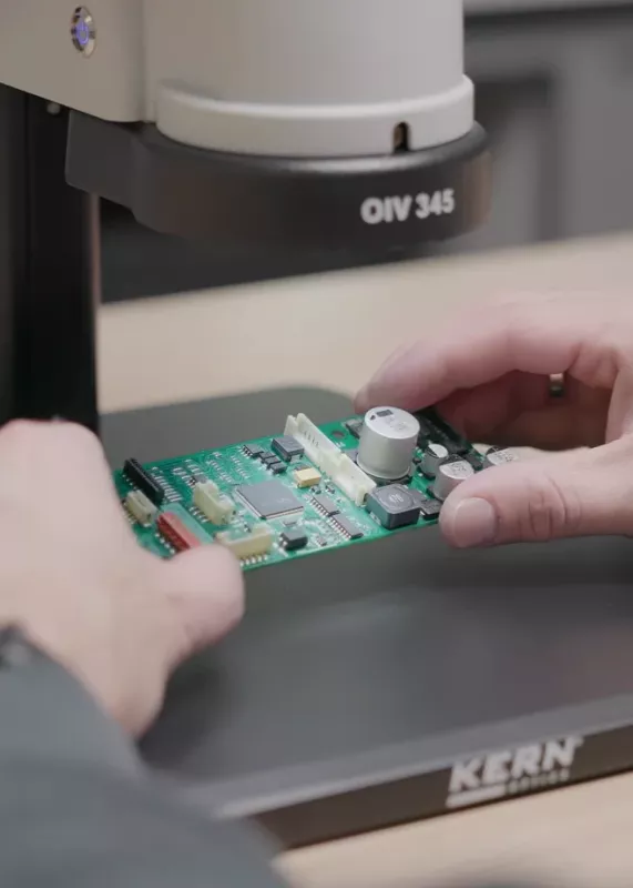 Mikroskop Kern OIV-345 w&nbsp;zastosowaniach laboratoryjnych i&nbsp;produkcyjnych