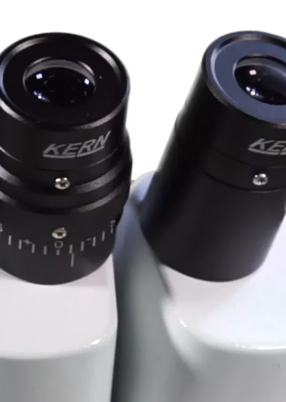 Zbliżenie na okulary mikroskopu KERN OSF-4G z&nbsp;regulacją dioptrii