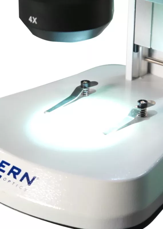 tolik przedmiotowy mikroskopu KERN OSF-4G z&nbsp;uchwytami i&nbsp;podświetleniem – zbliżenie