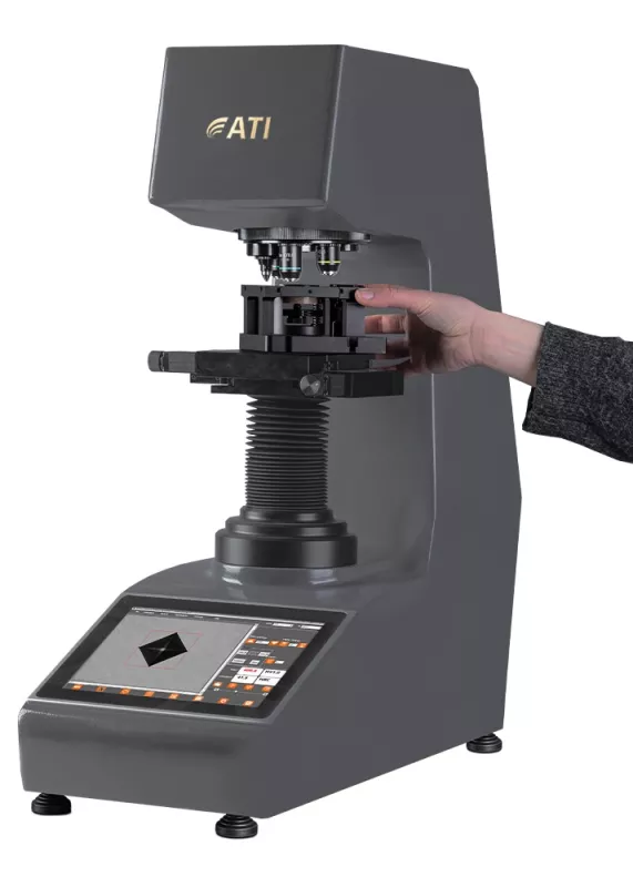 Kompaktowy twardościomierz Vickersa ATI V – widok urządzenia   ATI V kompaktowy twardościomier…