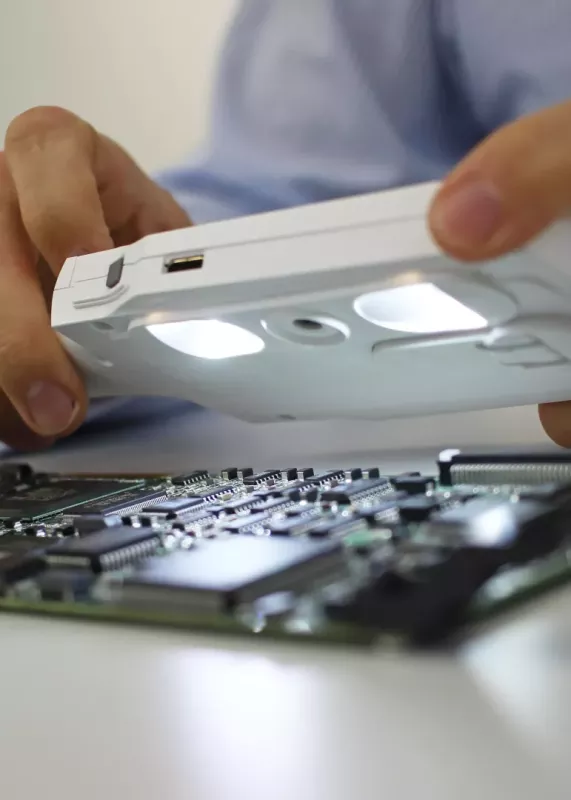 Lupa inspekcyjna cyfrowa Camβ podczas kontroli jakości płytek drukowanych PCB