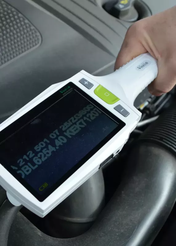 Operator wykorzystuje lupę inspekcyjną cyfrową Camβ do odczytu oznaczeń na elementach silnika samochodowego