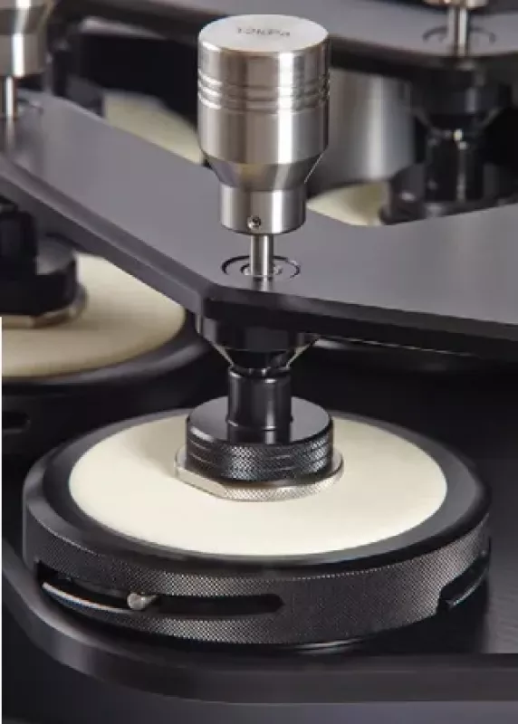 Zbliżenie na uchwyt próbki i głowicę testową urządzenia Martindale firmy James Heal