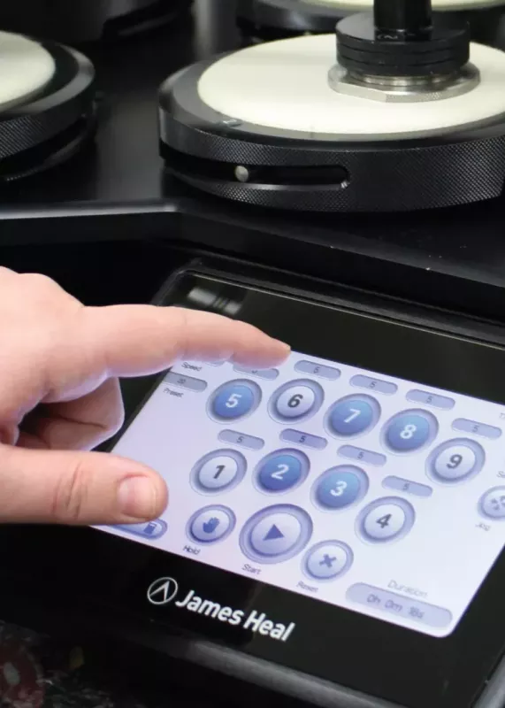 Ekran TestWise Touch z listą norm i pól testowych do badań ścieralności zgodnie z ISO 12947