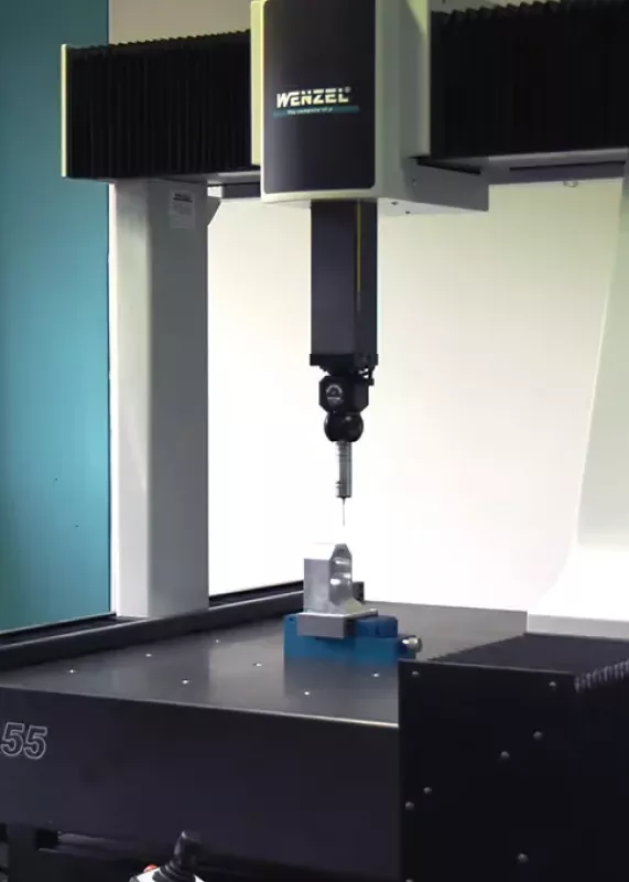 Maszyna pomiarowa CMM Wenzel SF 55 w&nbsp;trakcie pomiarów elementów mechanicznych
