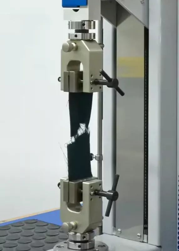 Inspekt solo Hegewald & Peschke podczas testu rozciągania materiału