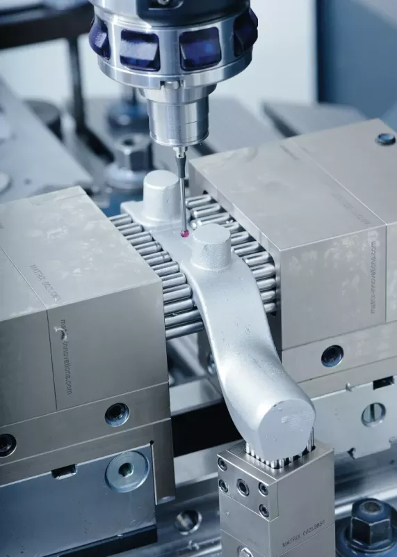 Odlew aluminiowy zamocowany na uchwycie pinowym MATRIX podczas pomiaru sondą CMM – szybka konfiguracja i powtarzalność pozycjonowania.