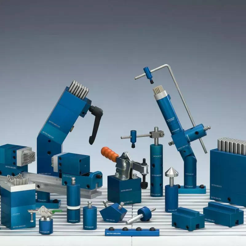 Zestaw elementów systemu mocującego MATRIX: uchwyty pinowe, podstawy, podpory i&nbsp;akcesoria do CMM oraz obróbki.