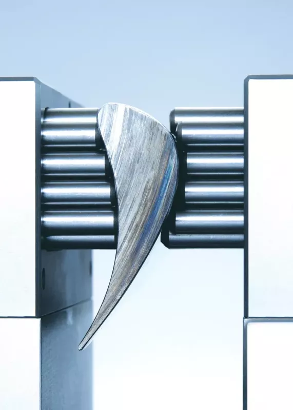 Zbliżenie: modułowy uchwyt pinowy MATRIX dopasowuje się do łukowego detalu – stabilne, bezpieczne mocowanie skomplikowanych kształtów.