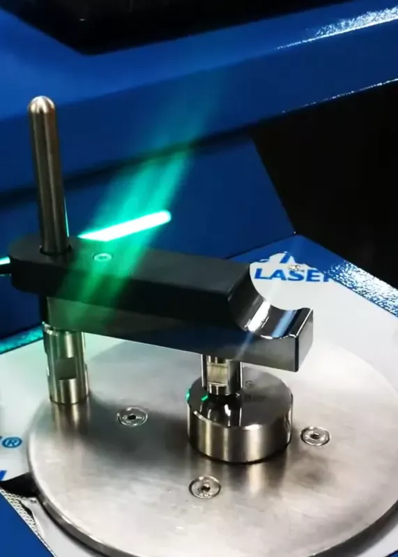 Iskrownik w&nbsp;spektrometrze Metal Lab Plus – przygotowanie próbki do analizy składu