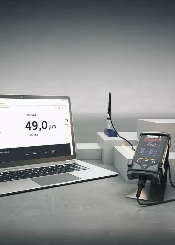 Miernik grubości powłok DMP 20 Helmut Fischer połączony z&nbsp;laptopem i&nbsp;oprogramowaniem FISIQ do analizy pomiarów
