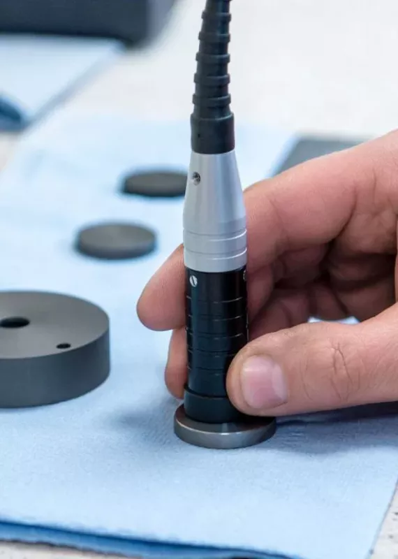 Ręczny miernik grubości powłok Dualscope DMP 20 Helmut Fischer z&nbsp;dwiema metodami pomiarowymi do różnych typów podłoży