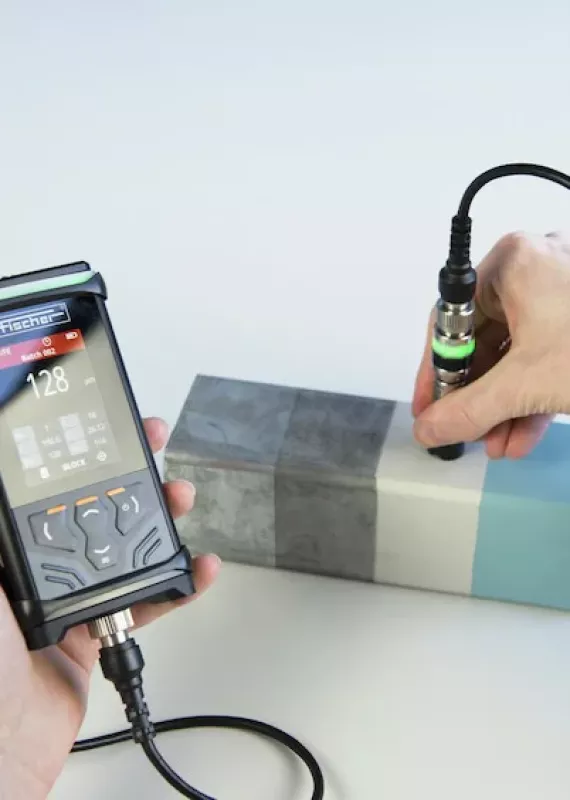 Miernik Fischer Dualscope podczas pomiaru grubości powłoki