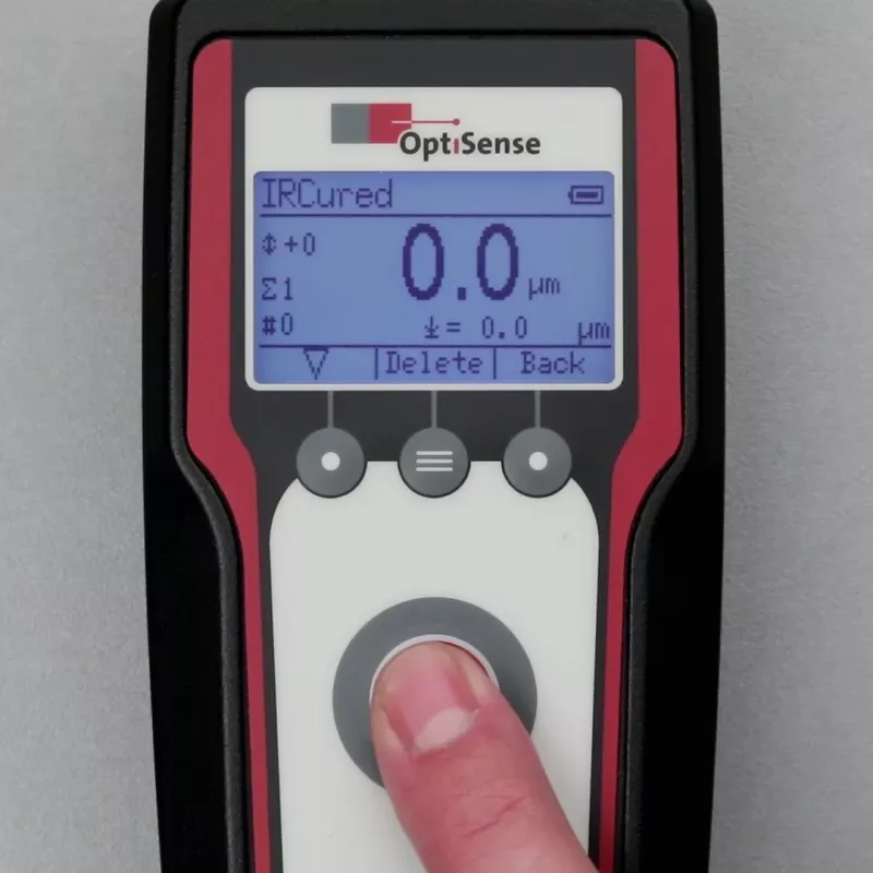 Ekran miernika grubości powłok OptiSense PaintChecker Mobile z&nbsp;pomiarem w&nbsp;mikrometrach