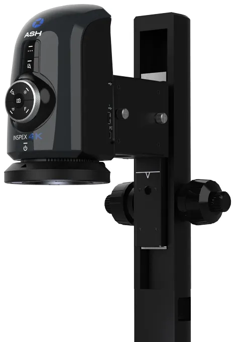 Cyfrowy mikroskop inspekcyjny INSPEX 4K firmy ASH zamontowany na statywie z&nbsp;podstawą roboczą
