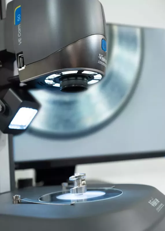 Zbliżenie metalowego detalu kontrolowanego pod mikroskopem cyfrowym VE Cam