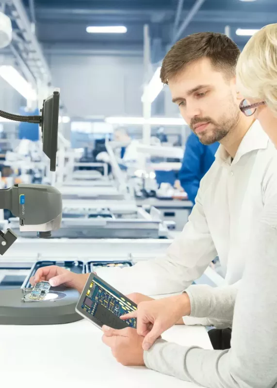 Dwoje operatorów korzysta z&nbsp;mikroskopu cyfrowego VE Cam do kontroli elektroniki