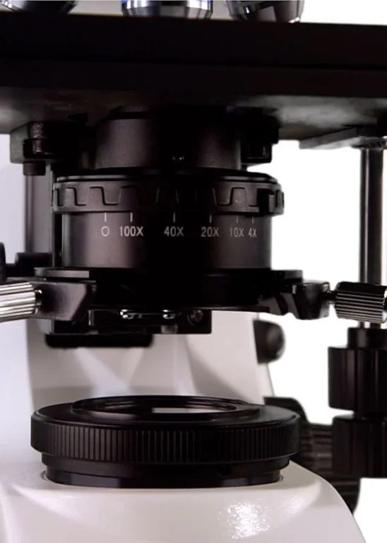 Kondensor mikroskopu KERN OBN – zbliżenie na układ pod stolikiem