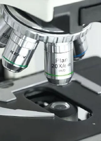 Obiektywy mikroskopu KERN OBN – detale rewolweru i&nbsp;stolika