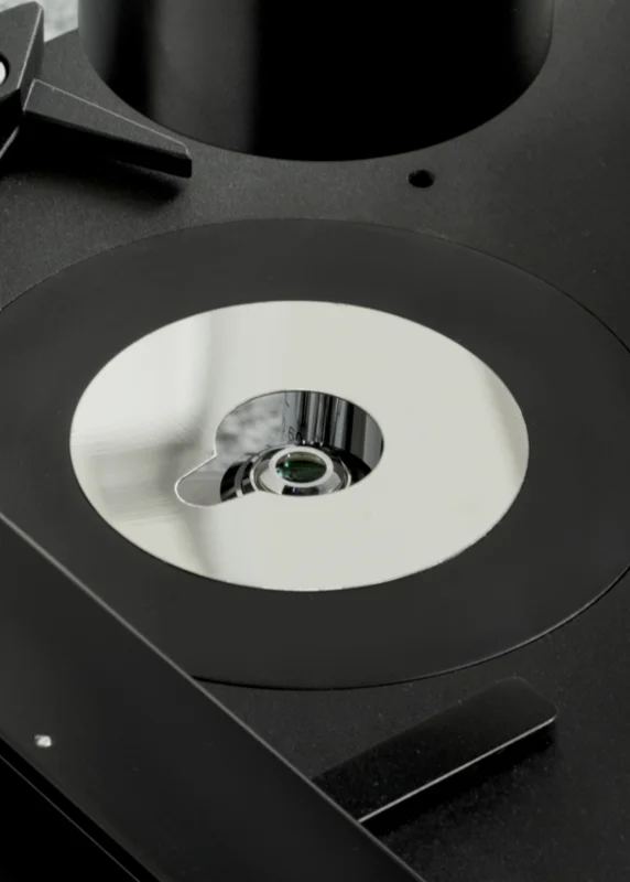 Stolik i&nbsp;otwór obserwacyjny mikroskopu KERN OCM-1