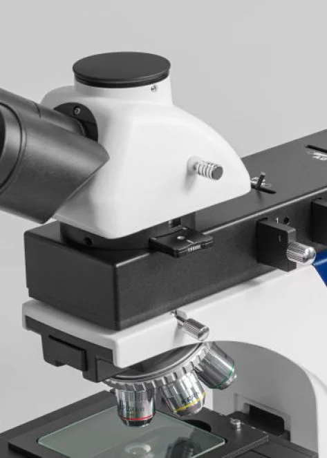 Stolik i&nbsp;obiektywy mikroskopu metalograficznego KERN OKO 178