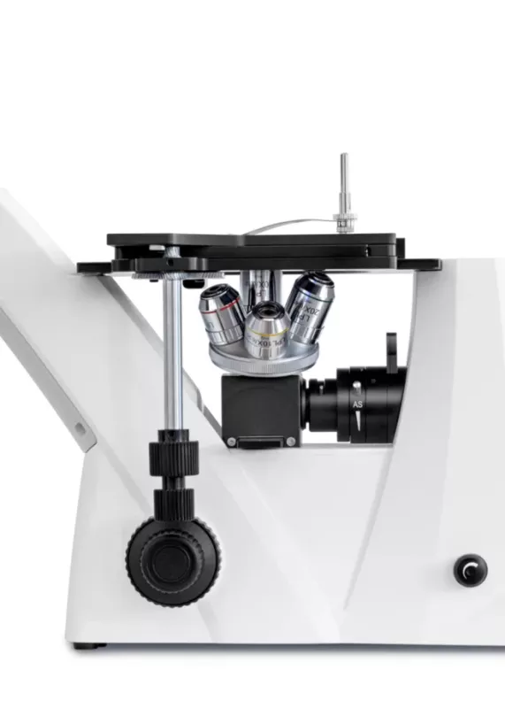 Mikroskop metalograficzny KERN OLM-170 (trinokularowy) – widok z&nbsp;boku, stolik i&nbsp;układ optyczny