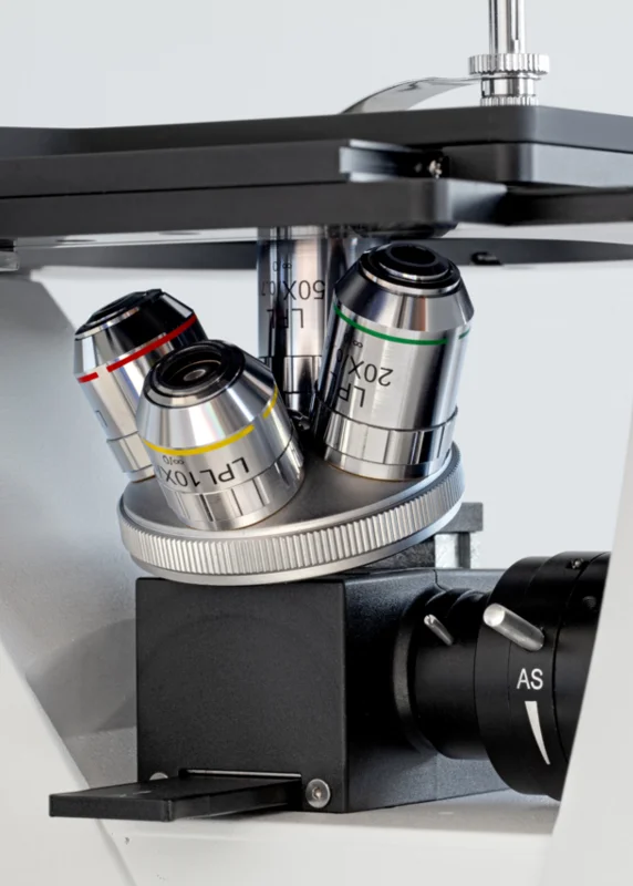Zbliżenie na rewolwer i&nbsp;obiektywy mikroskopu metalograficznego KERN OLM-170 (odwrócony, trinokularowy)