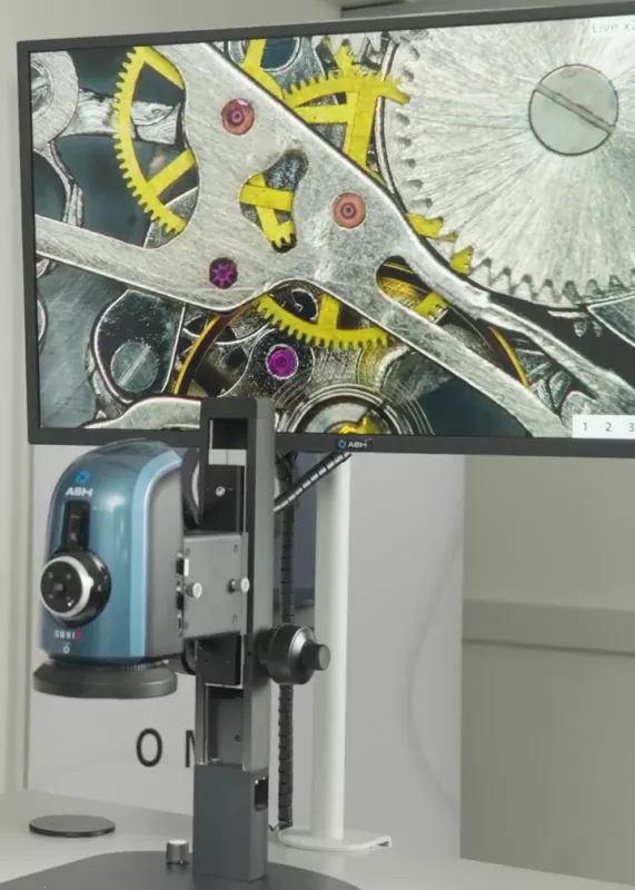 Precyzyjne elementy mechanizmu zegarka oglądane przez mikroskop cyfrowy Omni 3