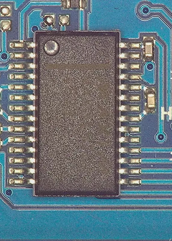 Zbliżenie układu scalonego oglądanego pod mikroskopem cyfrowym Omni 3