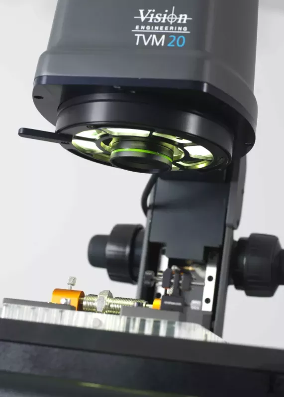 Zbliżenie na układ optyczny i&nbsp;telecentryczne oświetlenie mikroskopu pomiarowego TVM20