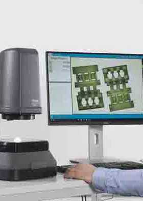 Operator wykonujący pomiary 2D na mikroskopie pomiarowym TVM35 z&nbsp;oprogramowaniem M3