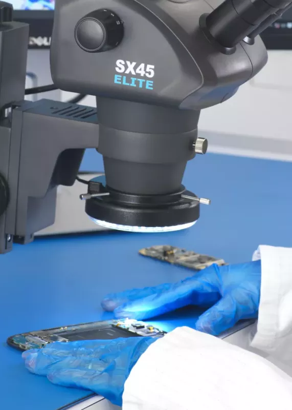 Inżynier elektroniki badający płytkę PCB pod mikroskopem stereoskopowym SX45 Elite z&nbsp;podglądem obrazu na monitorze