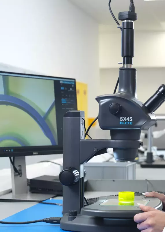 Operatorka pracująca na mikroskopie stereoskopowym SX45 Elite podczas inspekcji plastikowego detalu