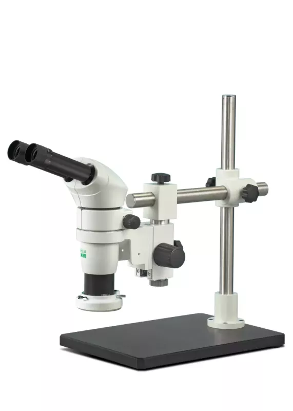 Mikroskop stereoskopowy SX80 zamontowany na statywie ramieniowym do pracy z&nbsp;dużymi lub nieregularnymi przedmiotami