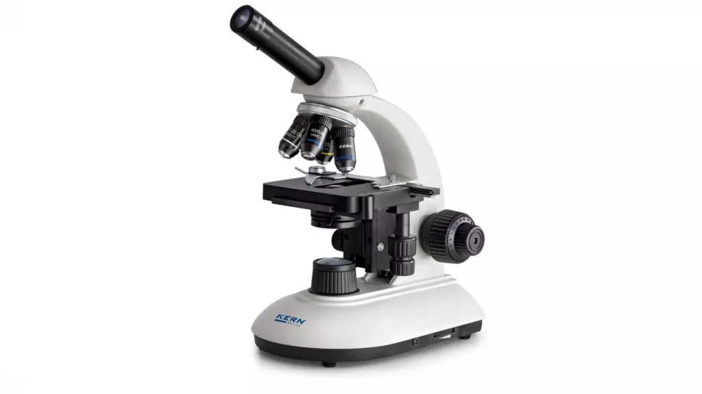 Mikroskop światła przechodzącego KERN OBE-1 – widok ukośny