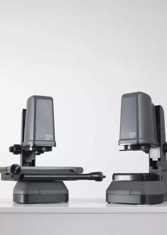 Dwa mikroskopy pomiarowe FOV TVM20 i&nbsp;TVM35 Vision Engineering ustawione na stole pomiarowym
