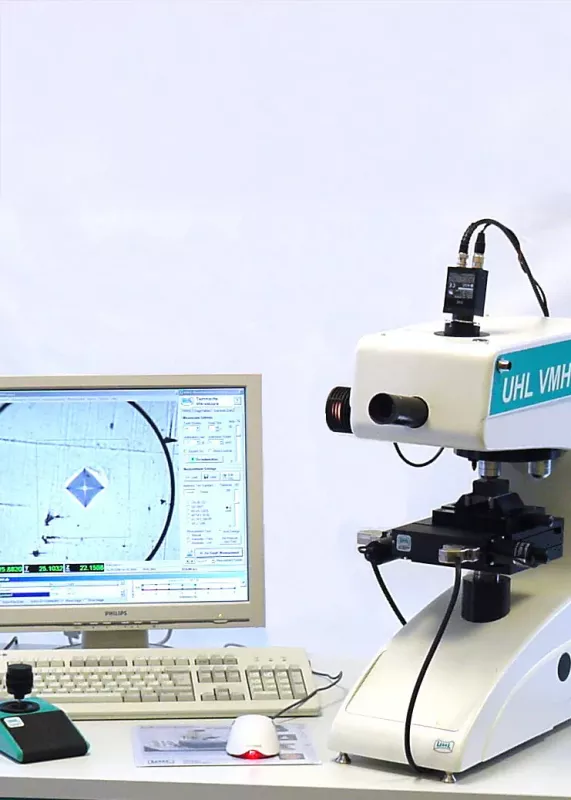 Mikrotwardościomierz Vickersa VMHT UHL na stanowisku z&nbsp;monitorem i&nbsp;oprogramowaniem do analizy odcisku