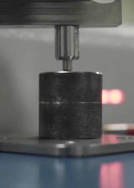 Proces przygotowania próbki metalu w&nbsp;spektrometrze MiniLab 150