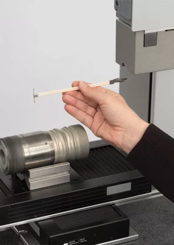 Operator wymienia ramię pomiarowe w&nbsp;przyrządzie Nanoscan do pomiaru chropowatości