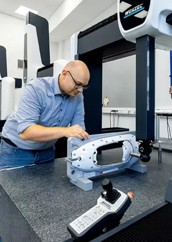 Pomiar detalu przez operatora przy współrzędnościowej maszynie pomiarowej WENZEL