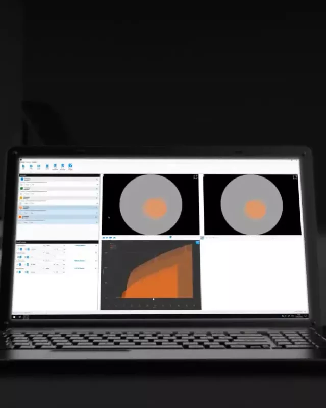 Interfejs oprogramowania WickView z&nbsp;wykresami kierunku, prędkości i&nbsp;powierzchni zwilżenia na laptopie