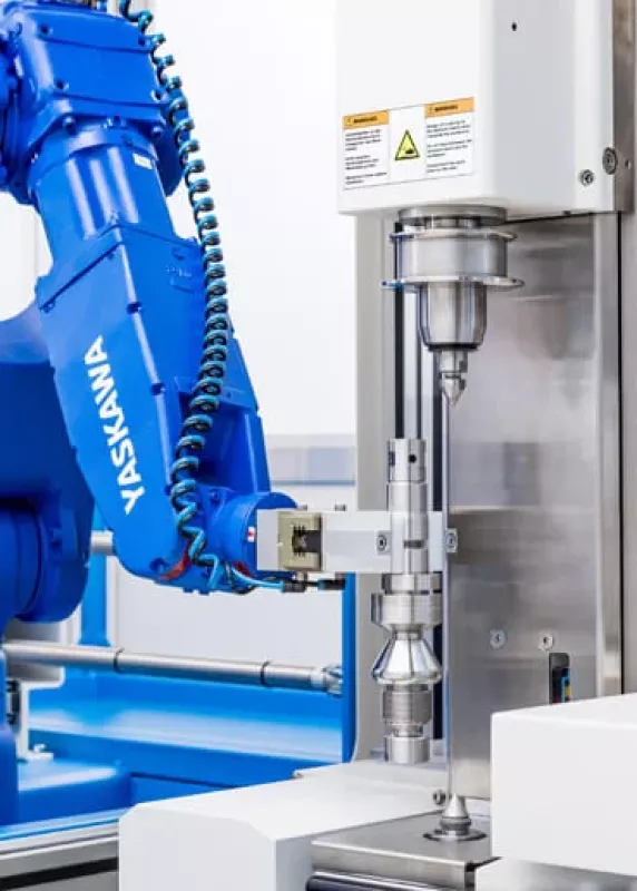 Robot Yaskawa automatycznie ładuje element do skanera optycznego Opticline
