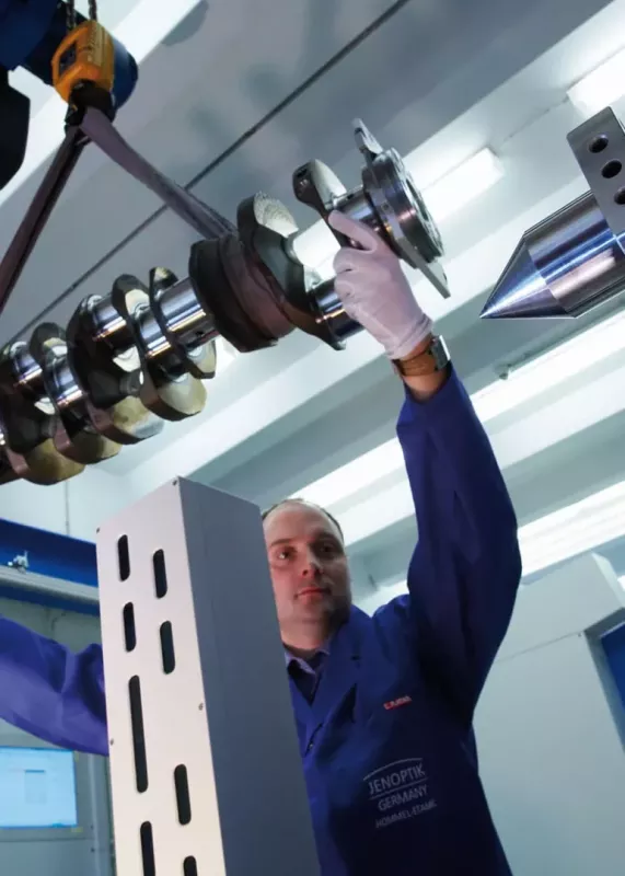Operator dokonujący pomiaru wału korbowego w&nbsp;systemie optycznym Opticline WMS firmy JENOPTIK