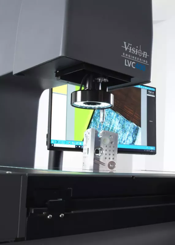 Operator obsługujący optyczny system pomiarowy LVC 400 Vision Engineering za pomocą joysticka