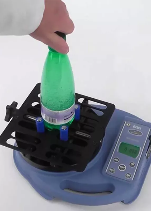 Tester momentu zakrętek Orbis – pomiar na butelce napoju